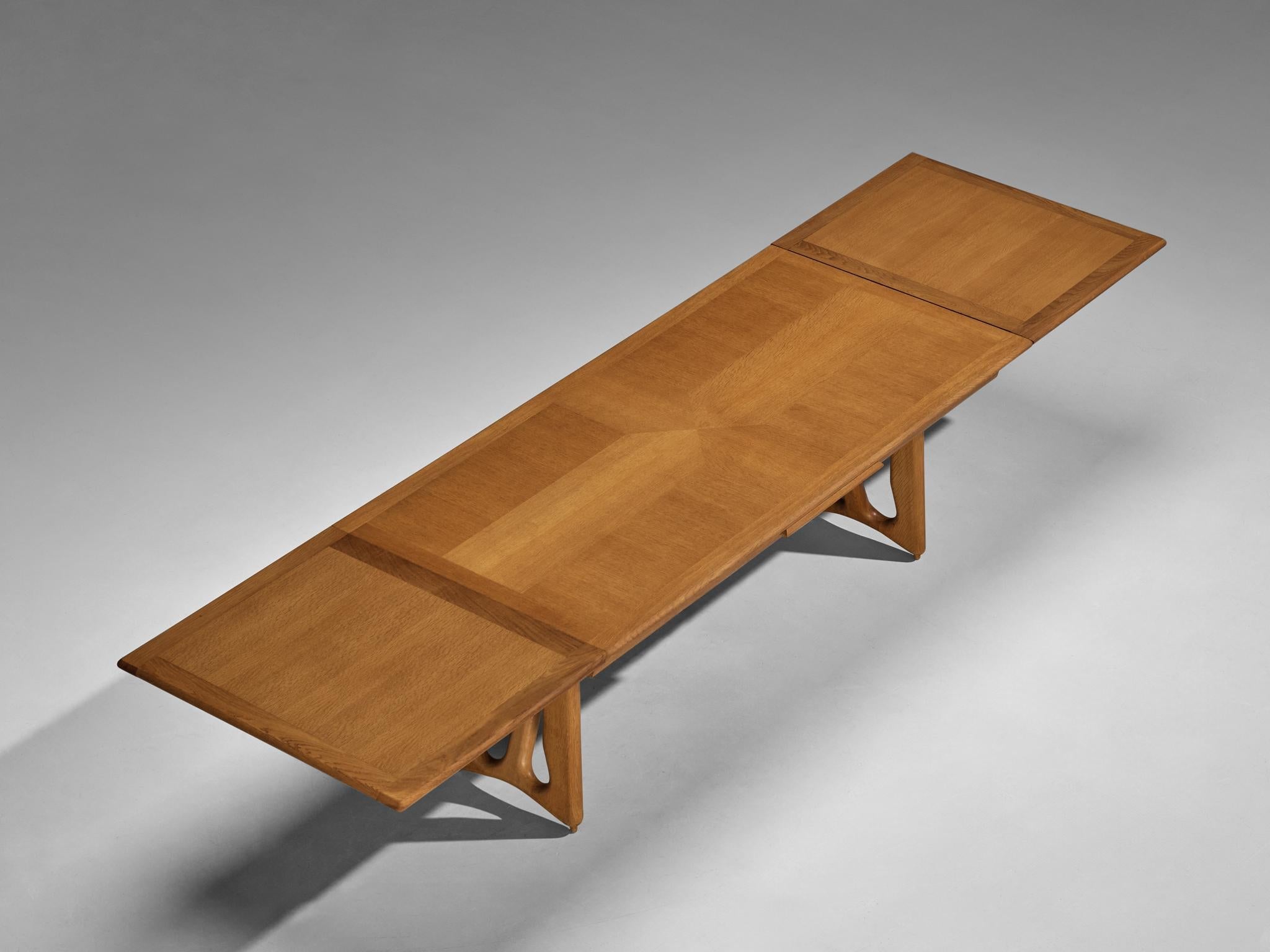 Guillerme & Chambron Extendable 'L'Italienne' Dining Table in Solid Oak