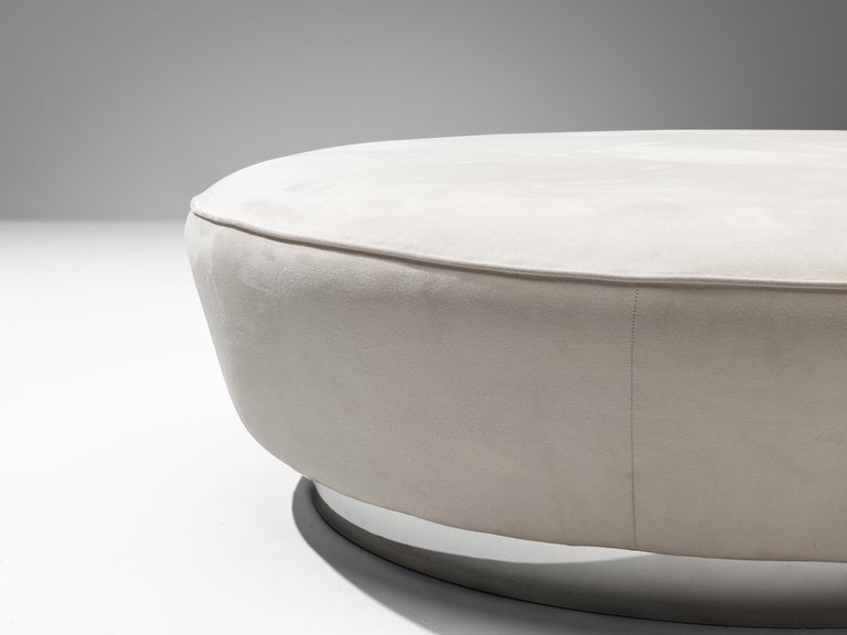 Iconic Vladimir Kagan ‘Serpentine’ Ottoman in Off-White Upholstery