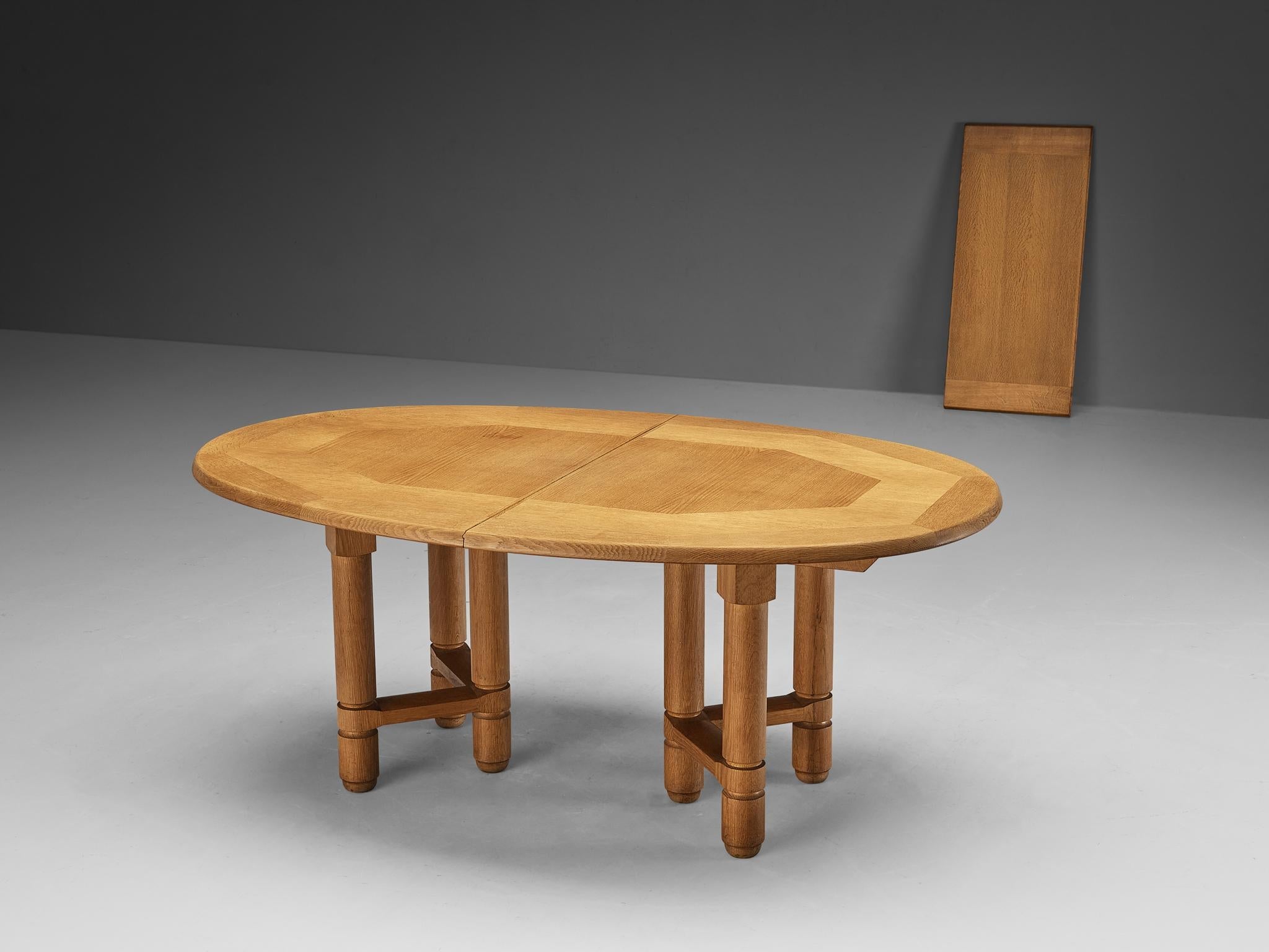 Guillerme & Chambron Extendable 'Elmyre' Dining Table in Solid Oak