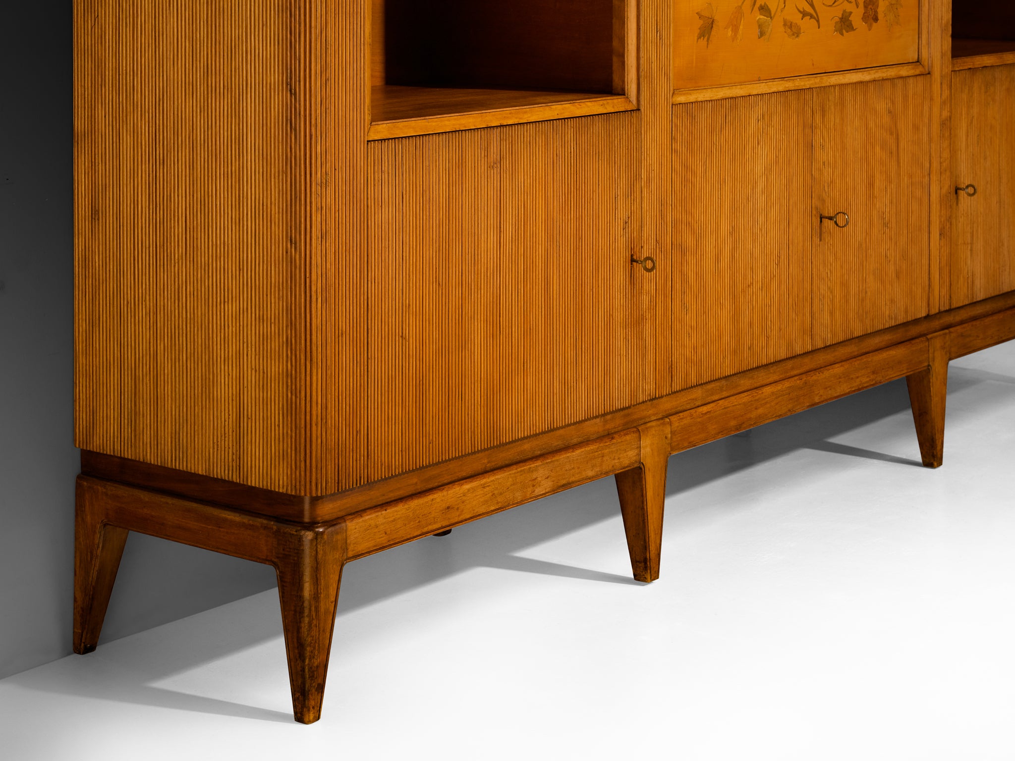 1950s Italian Mid-Century Modern Sideboard with Grissinato Carvings