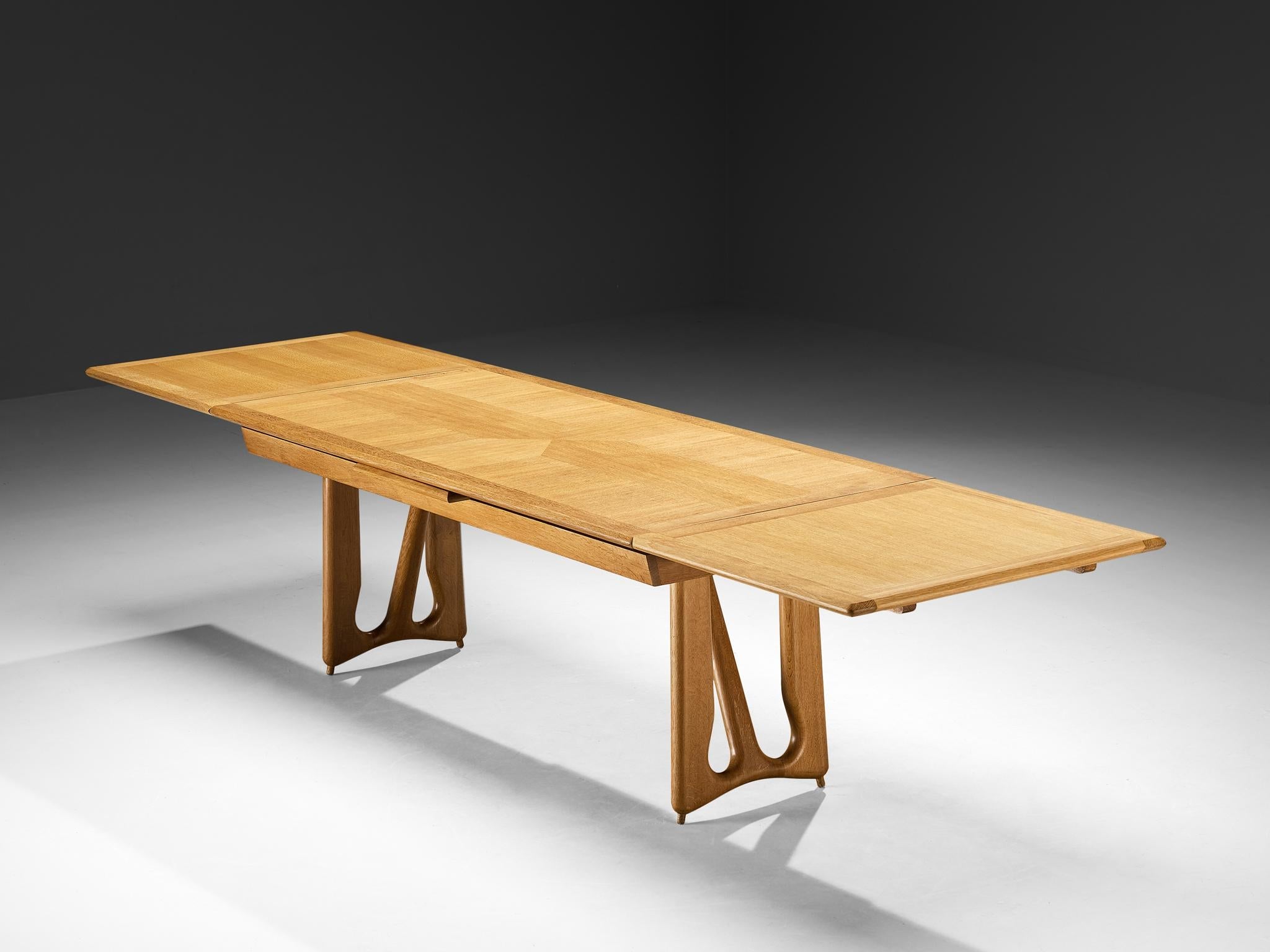 Guillerme & Chambron Extendable 'L'Italienne' Dining Table in Solid Oak