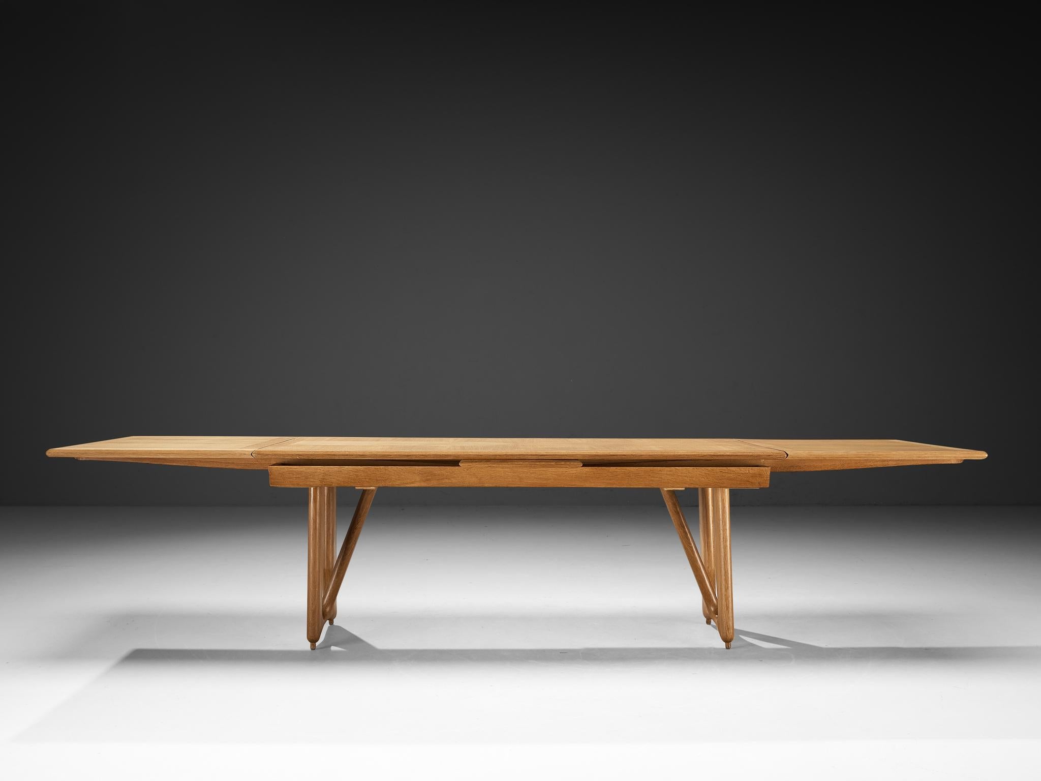 Guillerme & Chambron Extendable 'L'Italienne' Dining Table in Solid Oak