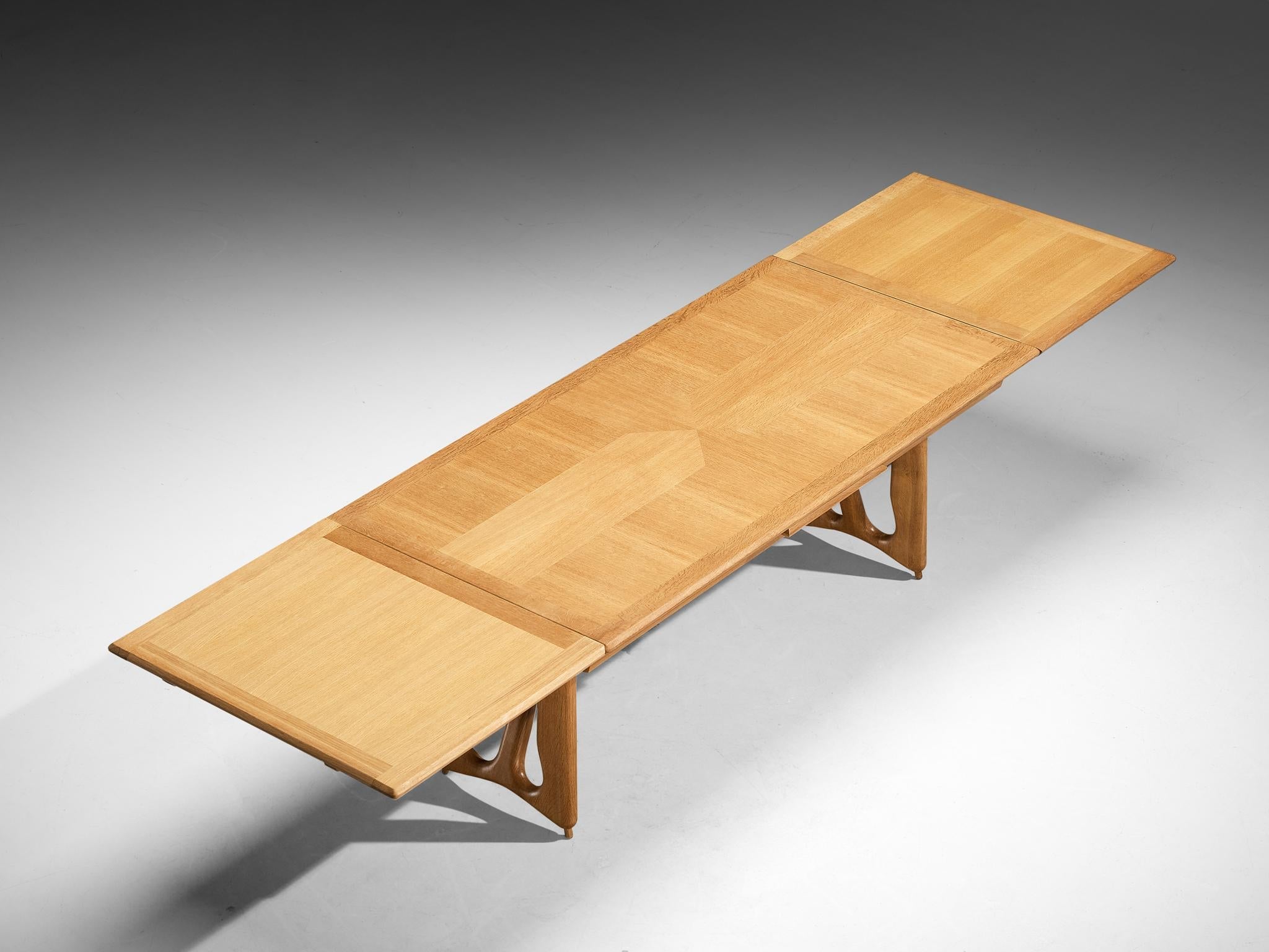 Guillerme & Chambron Extendable 'L'Italienne' Dining Table in Solid Oak