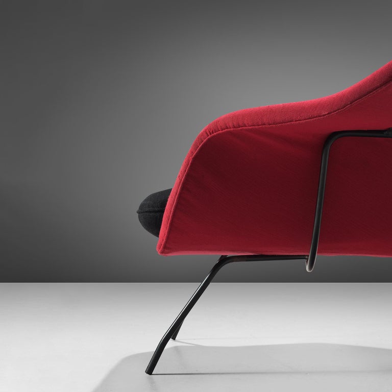 Eero Saarinen ‘Womb’ Lounge Chair in Red and Black Upholstery