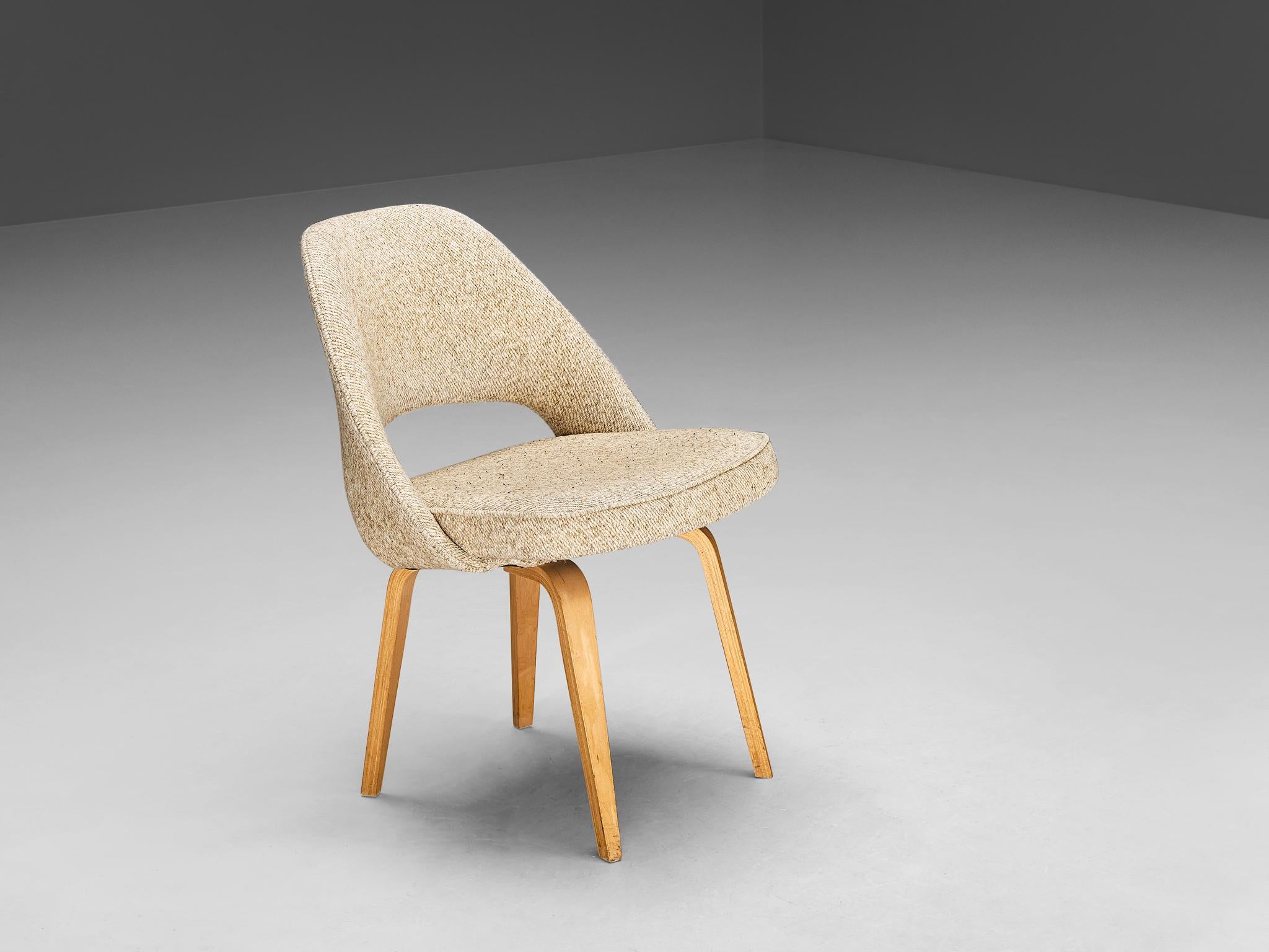 Eero Saarinen for Knoll 'Executive' Chair in Beige Creme Fabric and Oak