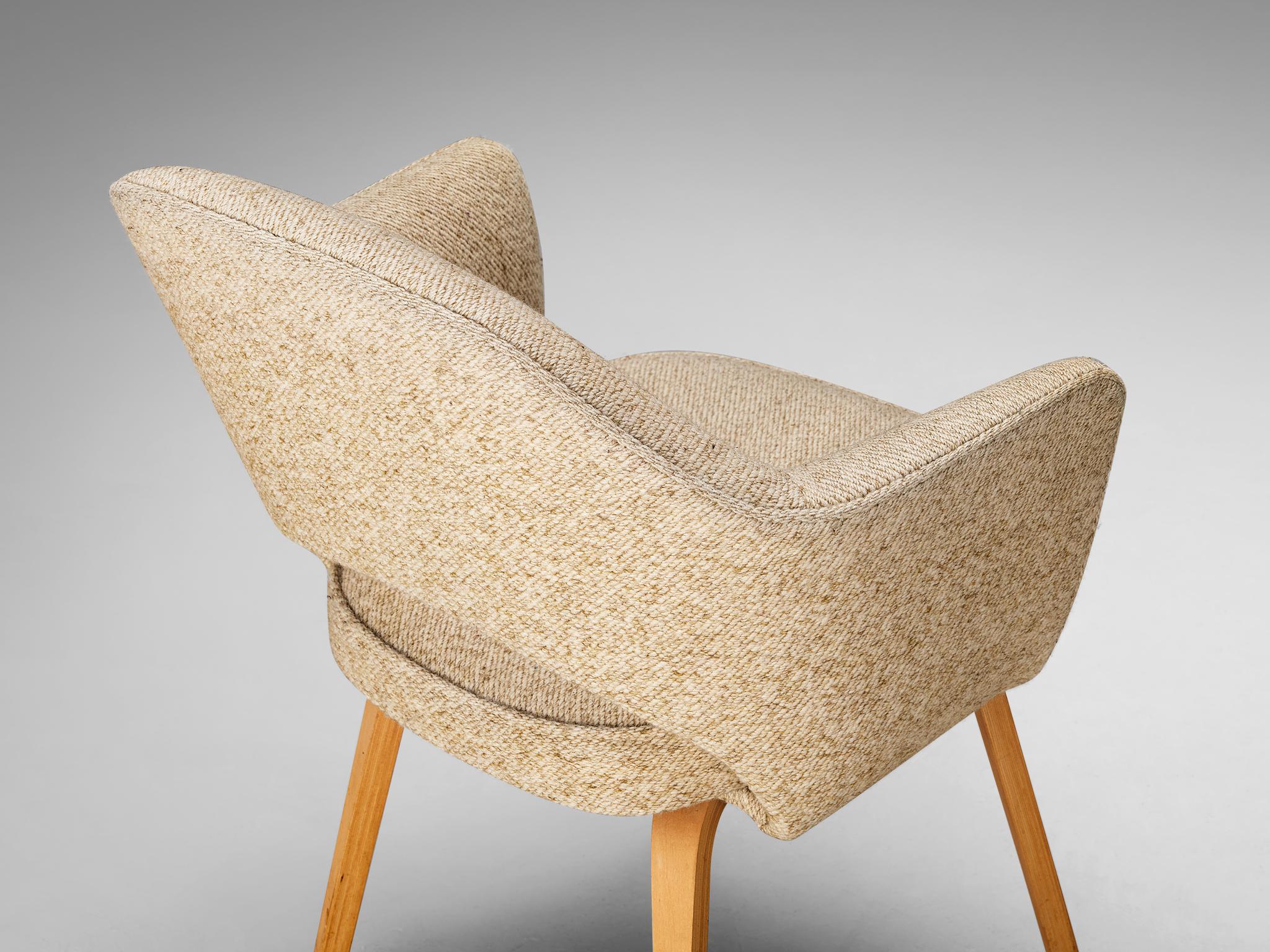 Eero Saarinen for Knoll 'Executive' Armchair in Beige Creme Fabric and Oak